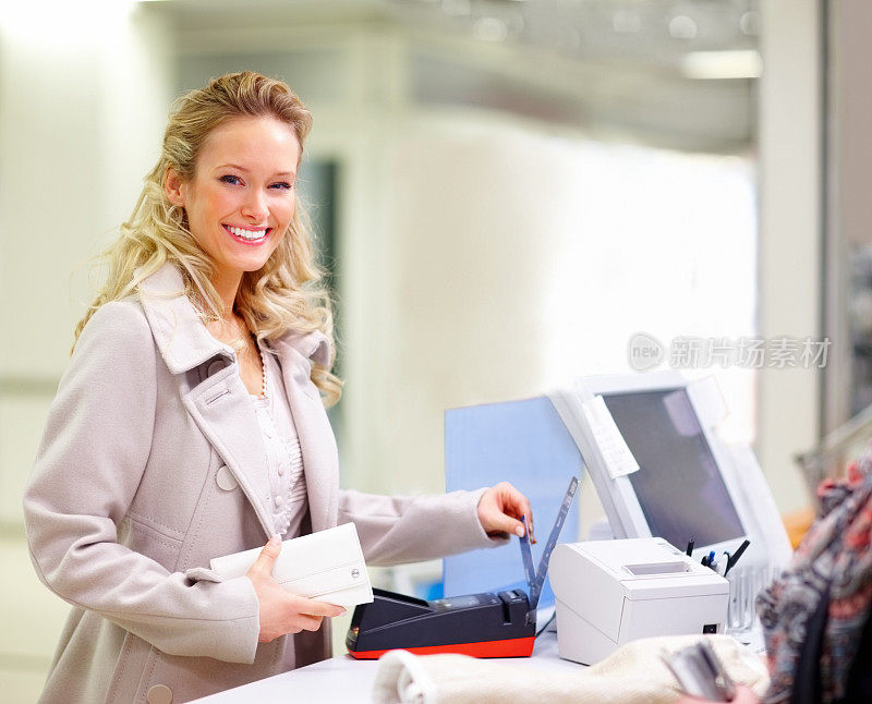 商场收银台的年轻美女
