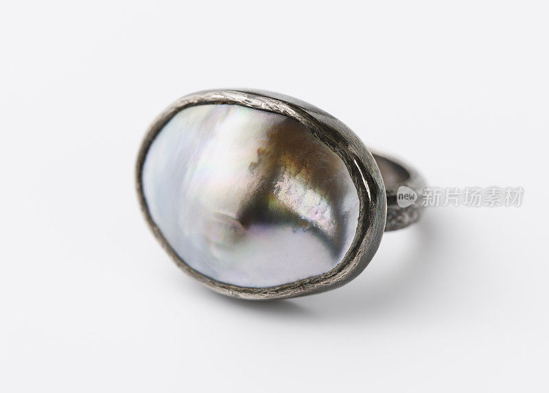 独特的银戒指与母珍珠在白色的背景