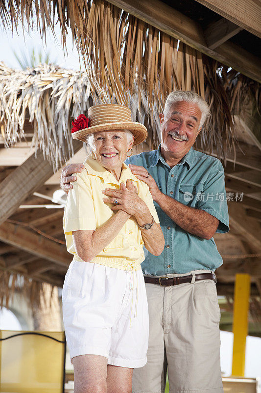 一对老年夫妇正在享受热带度假