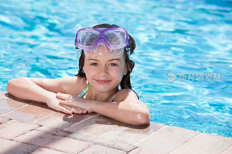 可爱的小游泳女孩在游泳池