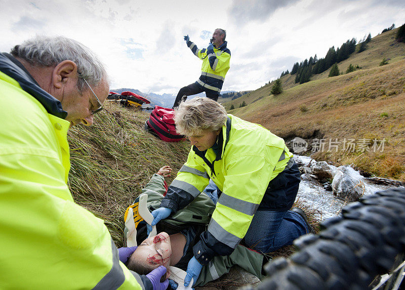 救援人员照顾山地车事故受害者