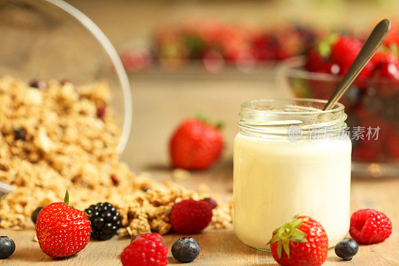 健康早餐酸奶格兰诺拉麦片和新鲜浆果水果