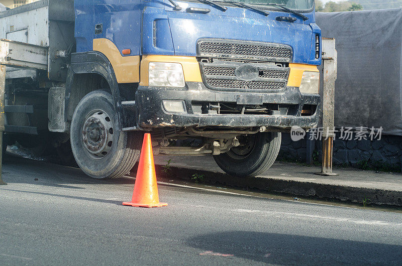 用于道路建设工程的卡车被吊装