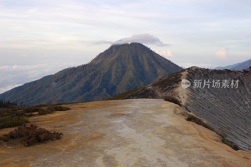 印度尼西亚东爪哇的伊珍高原火山口云