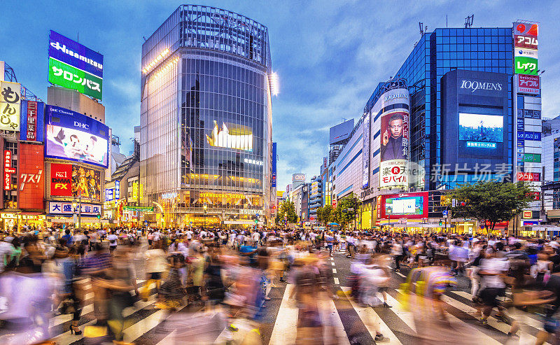 黄昏时分，东京繁忙的涉谷十字路口