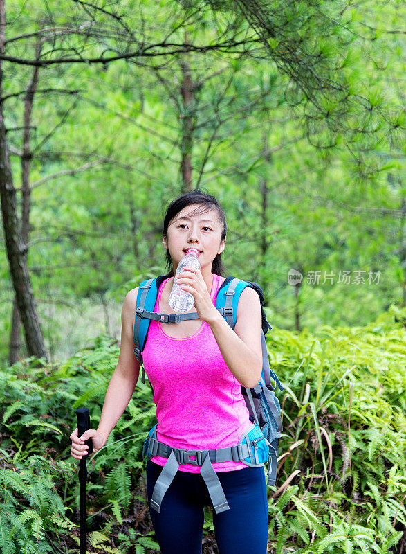 亚洲女性徒步旅行者饮用水