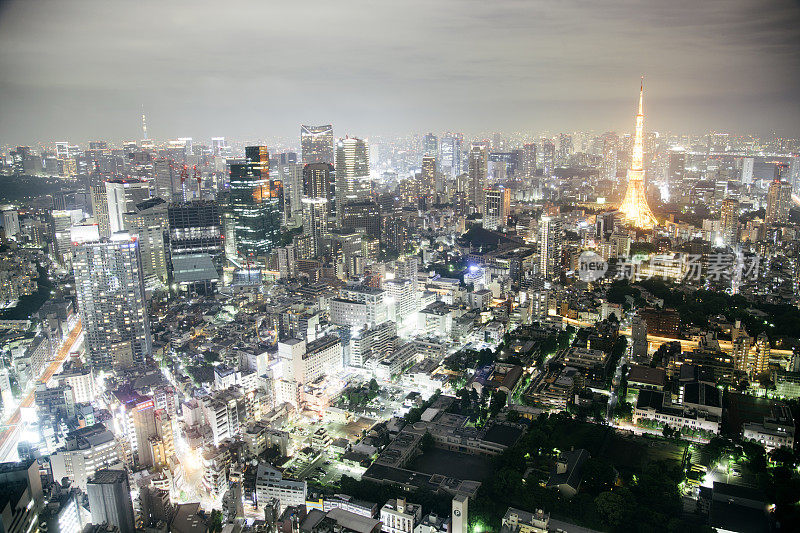 东京天际线与东京塔，城市景观在黄昏，长时间曝光