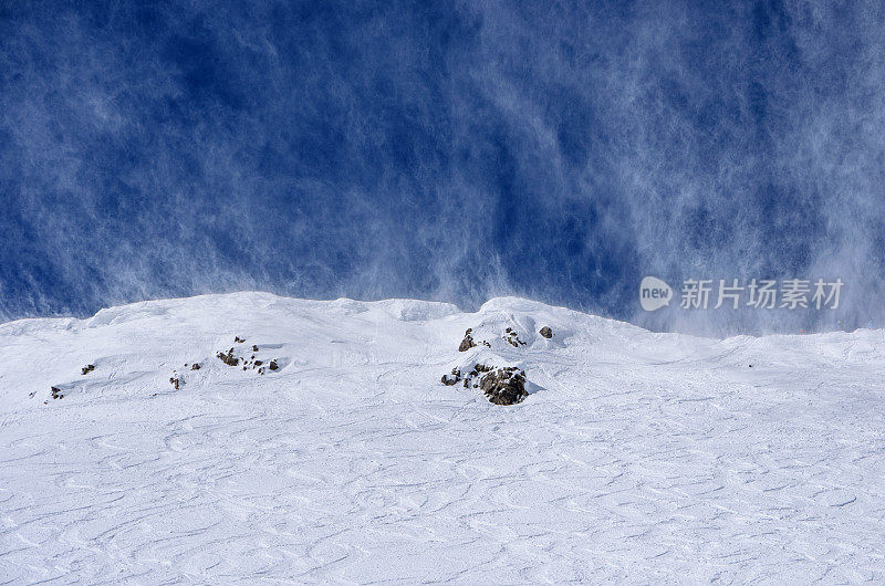 雪吹过滑雪坡飞檐