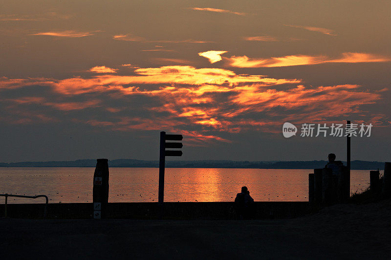 大海和日落时的剪影