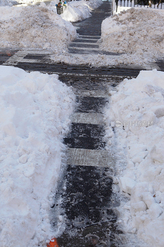 冬季暴风雪过后，人行道和十字路口的积雪被清除了