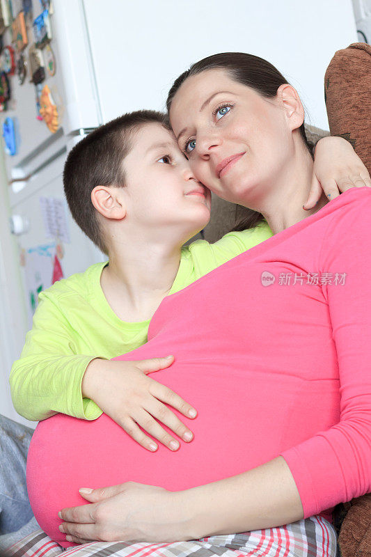 怀孕的母亲和儿子在家