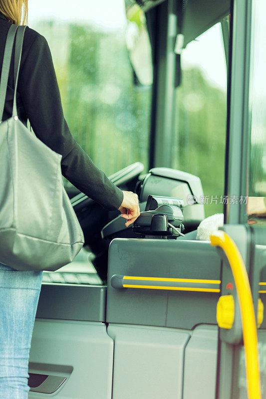 在公共交通中使用RFID卡进行非接触式支付