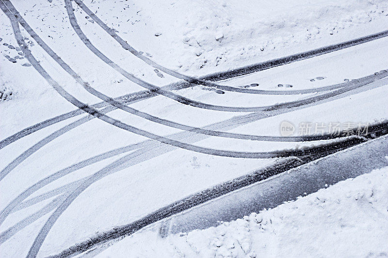 冬天汽车在雪地上留下轮胎印