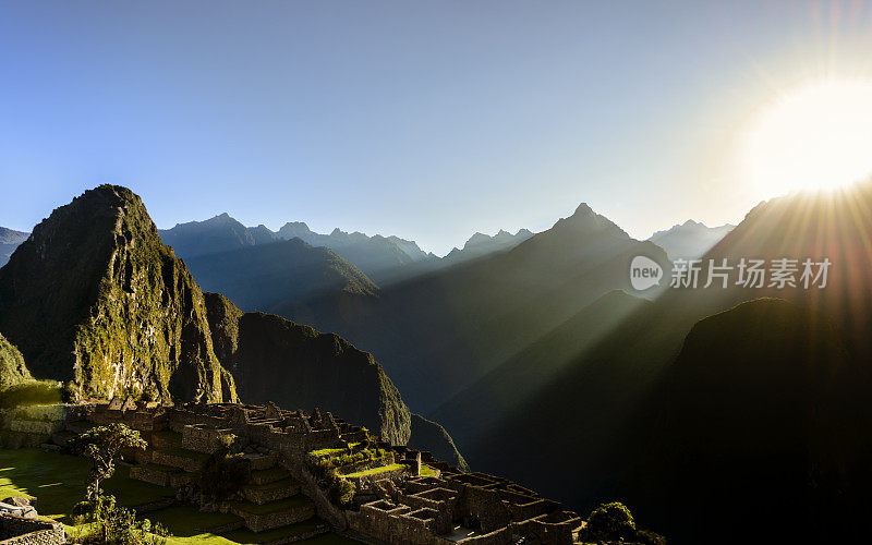 太阳从秘鲁马丘比丘的山上升起