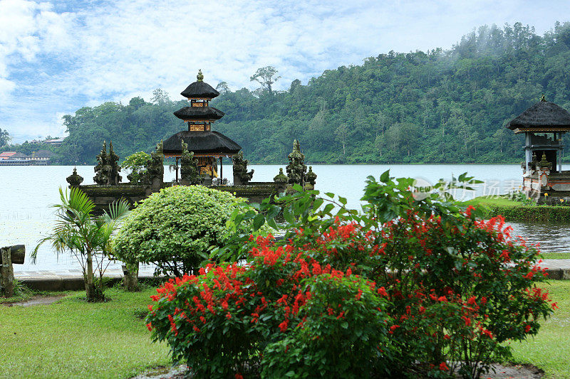 巴厘岛布拉坦湖上的水庙