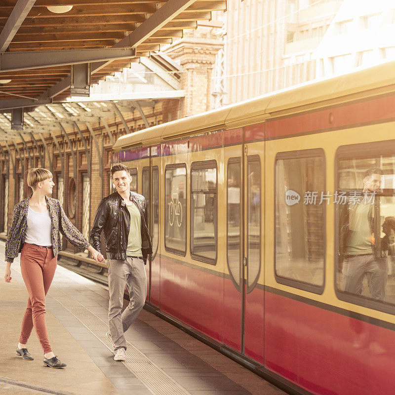 一对在柏林等火车的年轻情侣