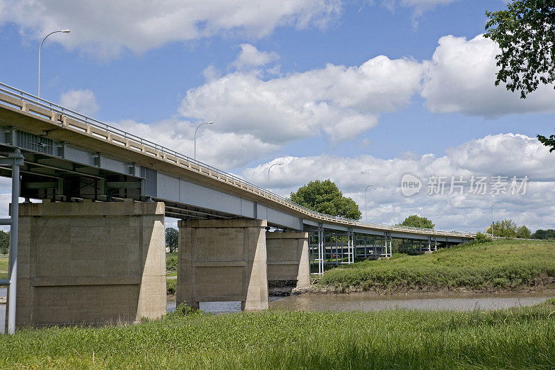 钢筋混凝土桥横跨河流