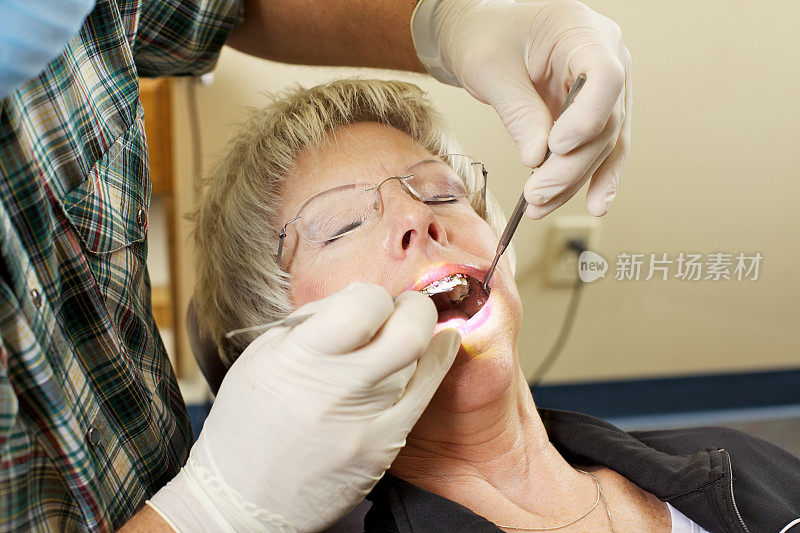 牙科诊所就诊的老年成年女性