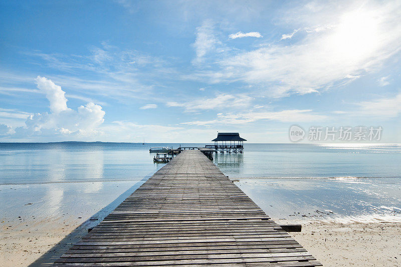 马来西亚婆罗洲海滩上的木板路