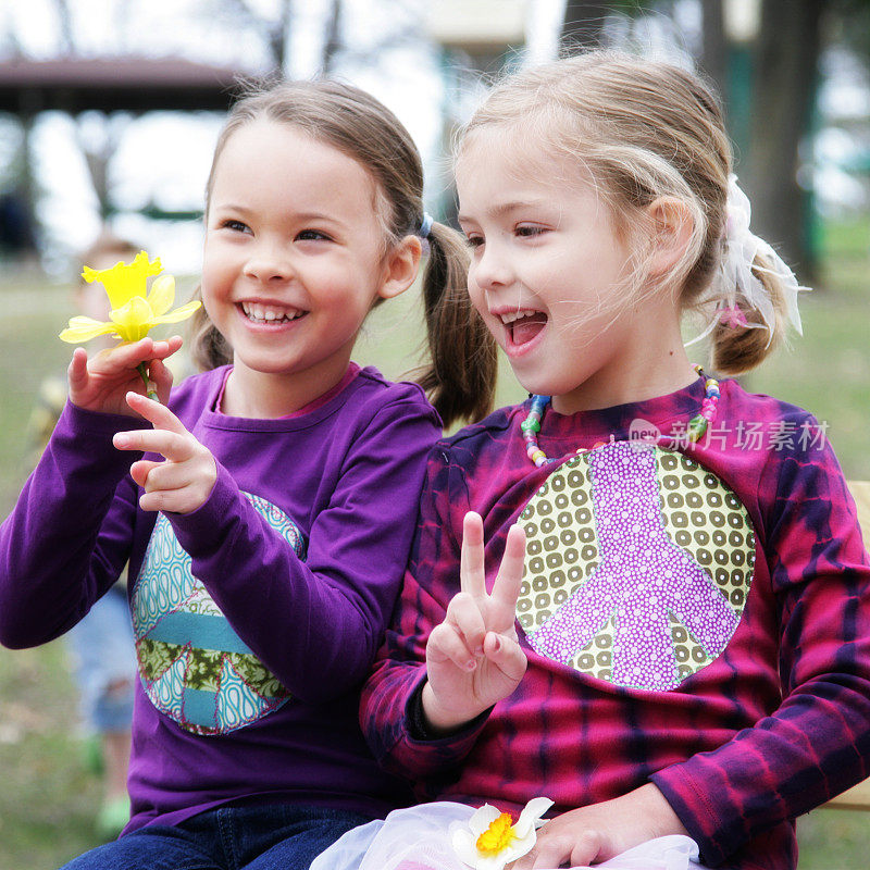 两个可爱的小女孩在公园笑