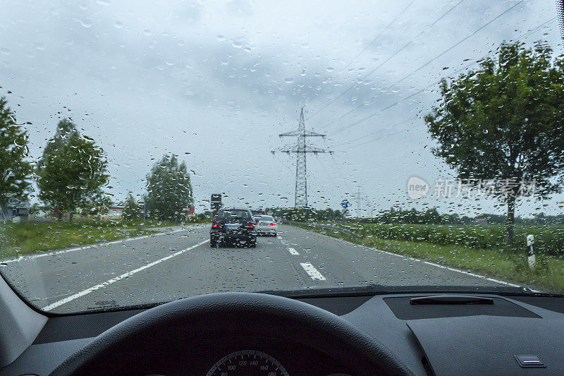 雨天开车