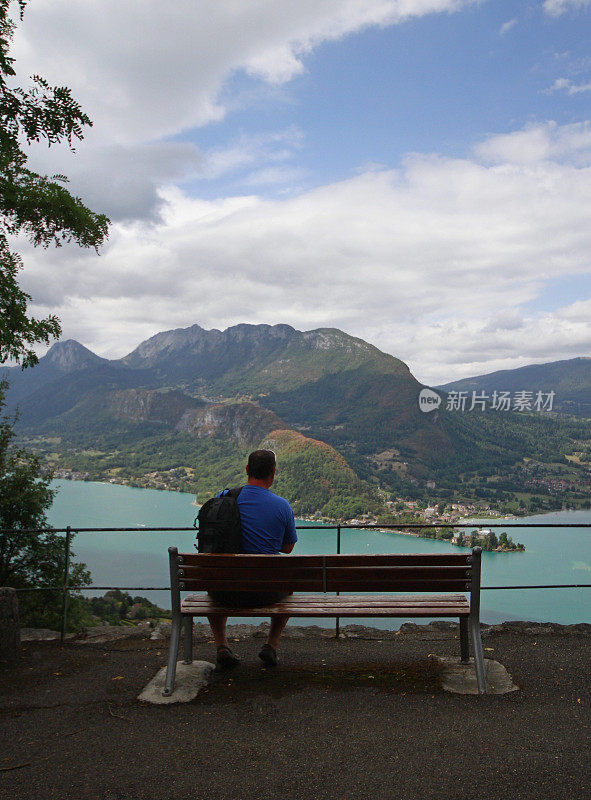 欣赏法国安纳西湖景色的男子