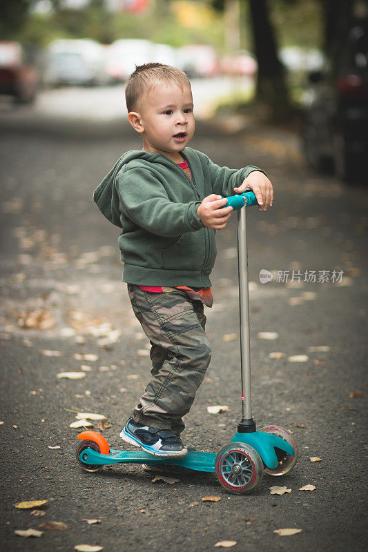 骑摩托车的男孩