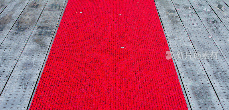 红地毯上的金属讲台