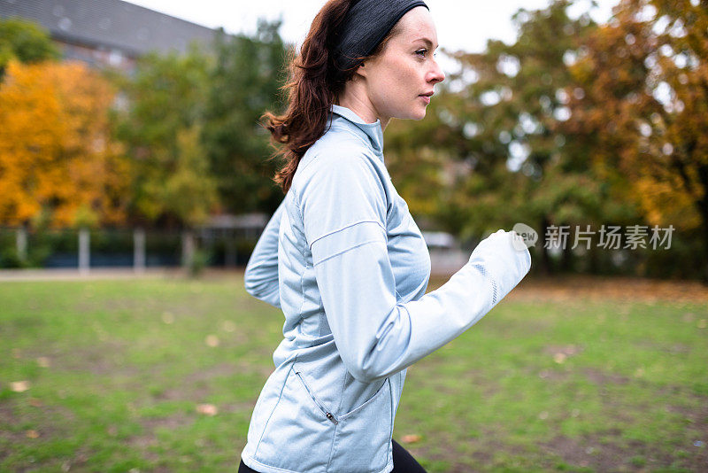 健身的女人在公园里跑步