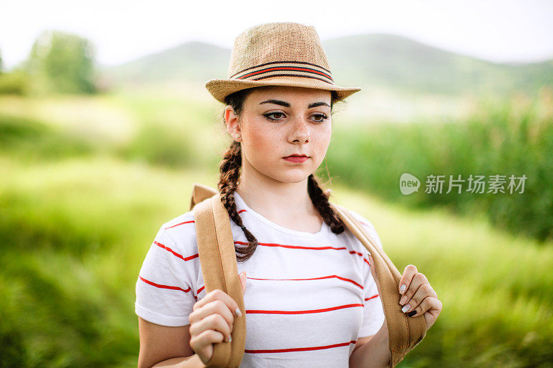 有雀斑的徒步旅行者女孩