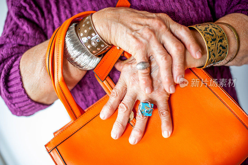 近距离的年长妇女皱纹的手握手提包