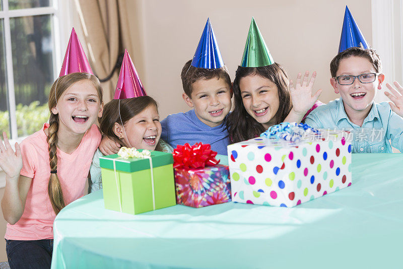五个孩子在生日聚会上微笑