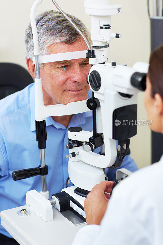 眼科医生检查老人的眼睛
