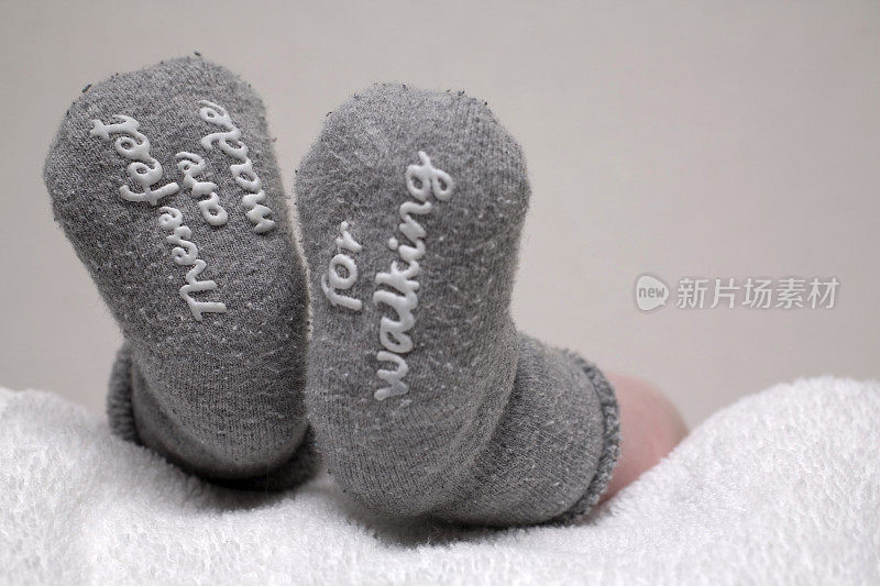 灰色婴儿袜底部有文字