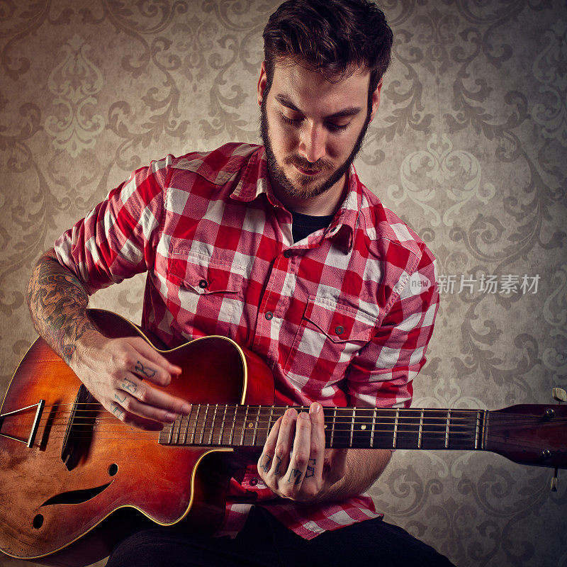 一个年轻人在弹奏古典吉他