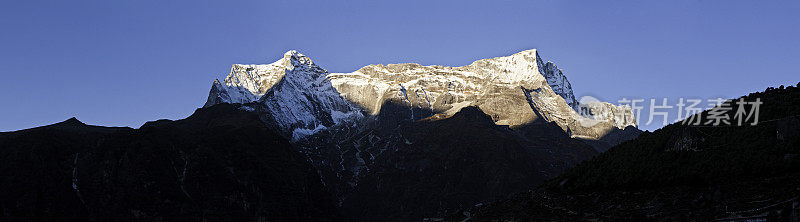 壮丽的山黎明雪峰全景喜马拉雅荒野尼泊尔