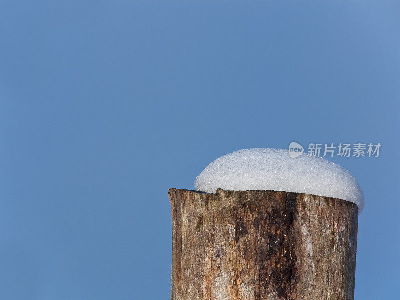 雪帽在一根杆子上