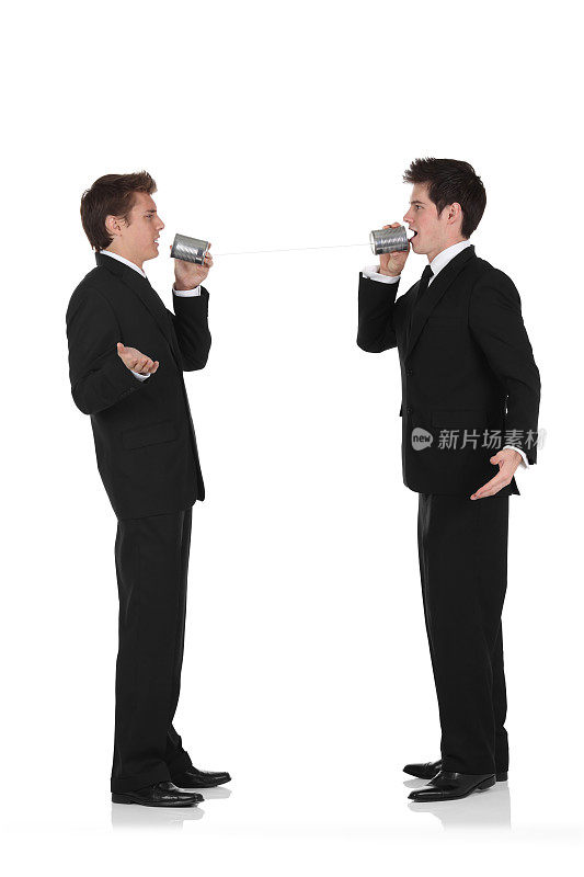 两个商人正在用易拉罐电话交流