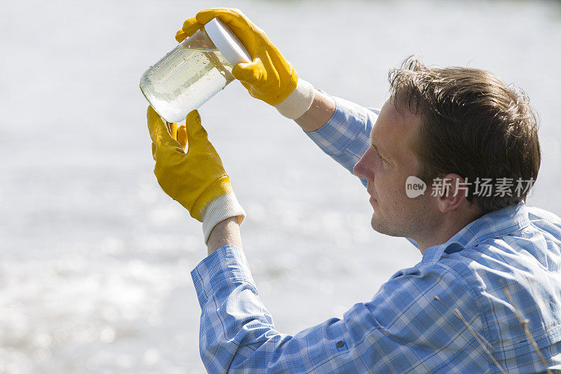 水力生物学家测试水质