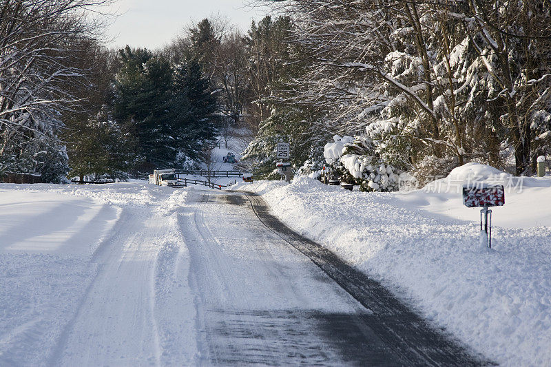 白雪覆盖的街道上的扫雪机