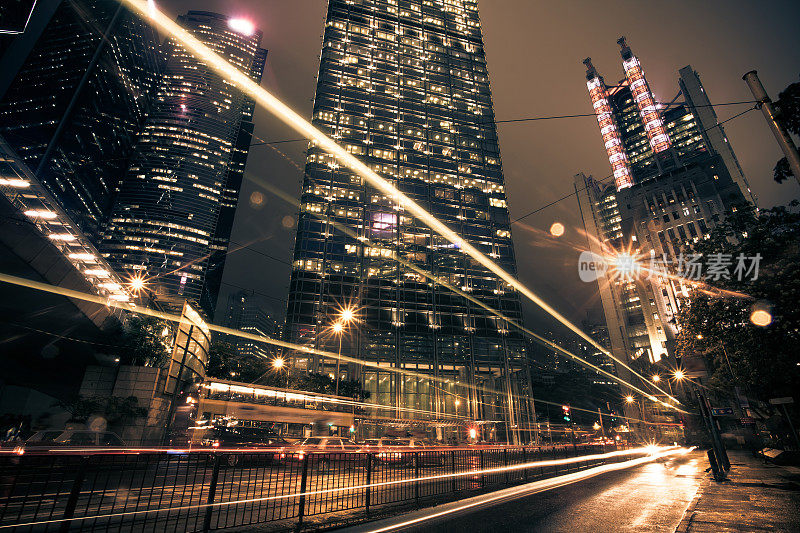 香港城夜深，车灯步道