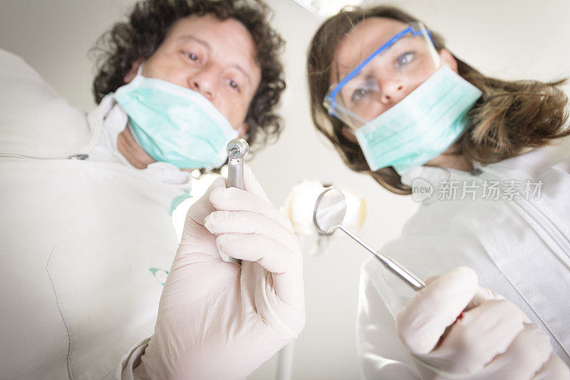 牙医在工作中使用牙钻