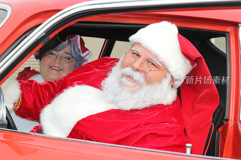 圣诞老人和圣诞老人在车里