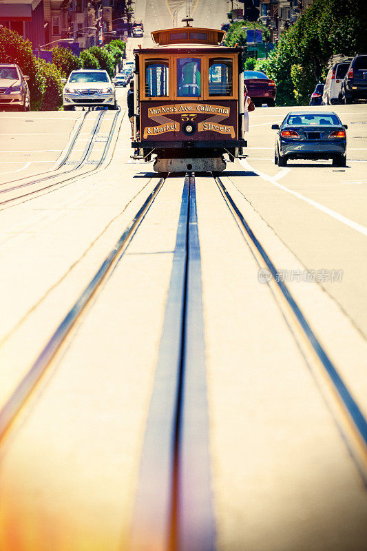 加州旧金山大街上的缆车