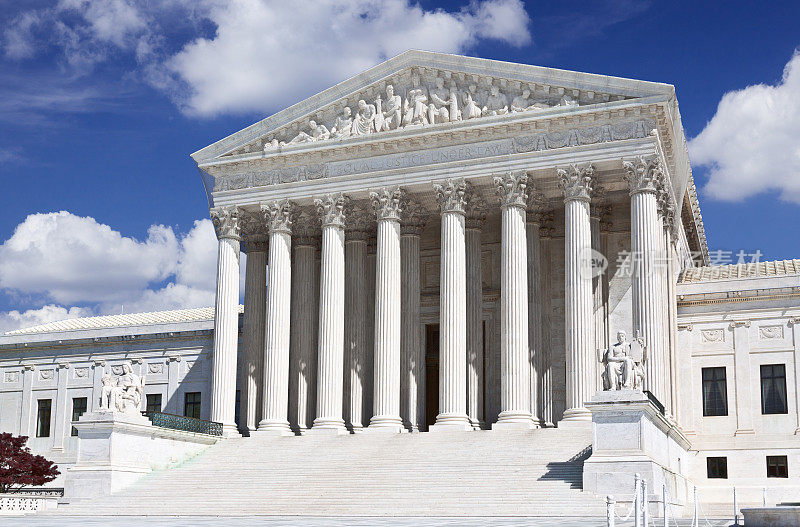 美国最高法院，华盛顿特区。蓝色的天空,云。
