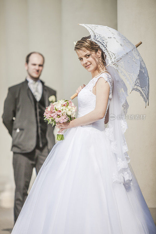 年轻美丽的一对:穿着婚纱的新娘和新郎。的婚礼。