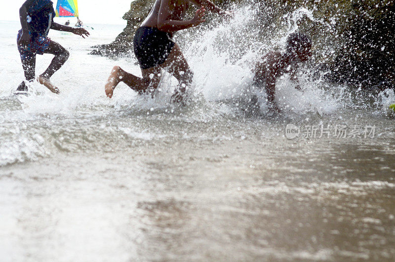 孩子们在海滩上戏水、奔跑