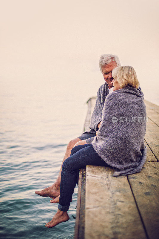 一对相爱的老年夫妇在欣赏日出