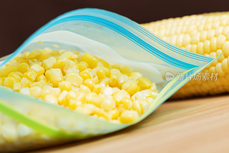 新鲜的国产甜玉米在冷冻袋