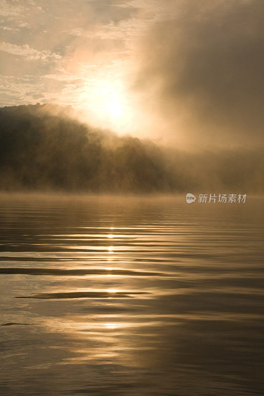 雾湖上的晨曦